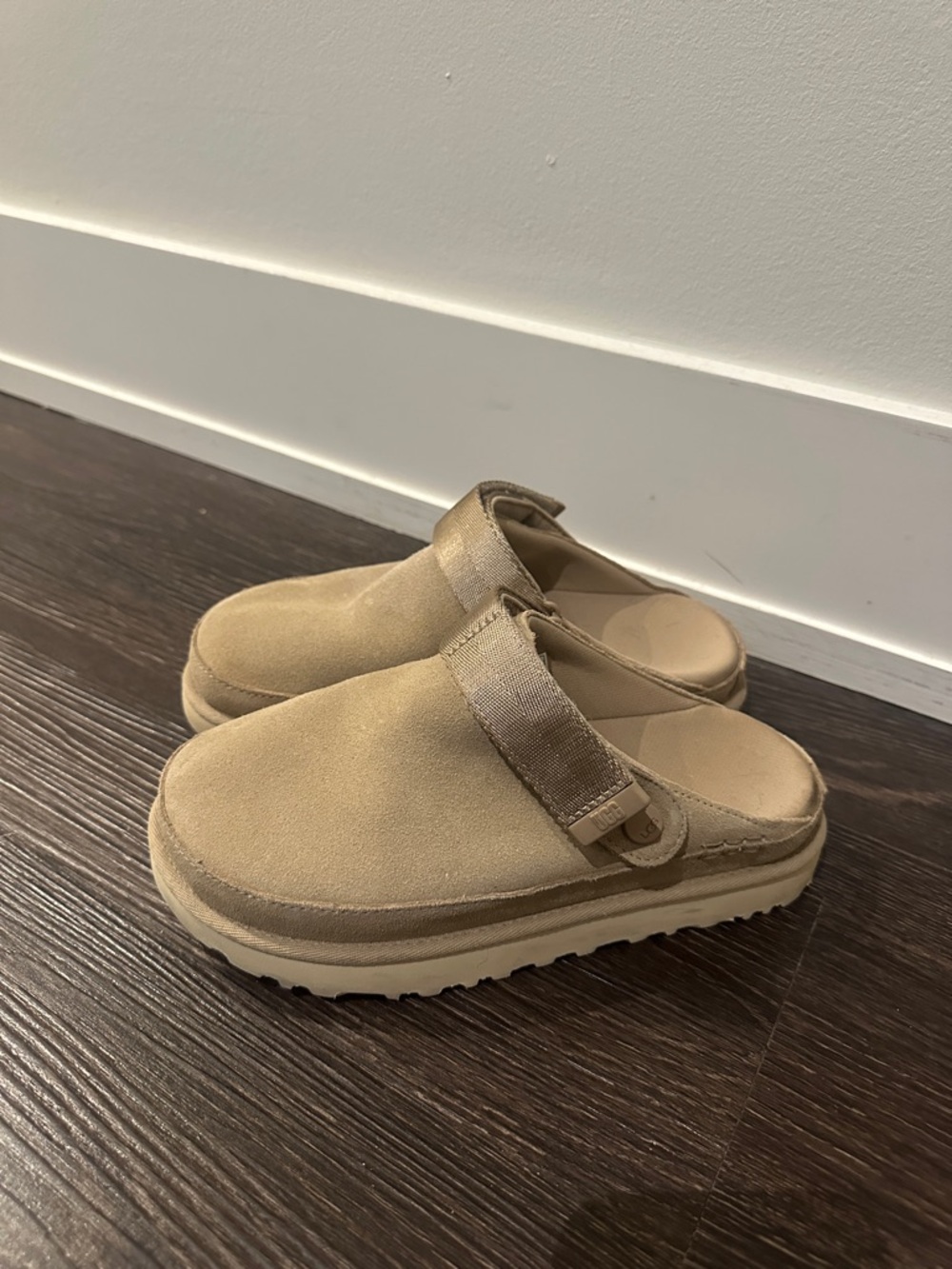 UGG Goldenstar Clog with Adjustable Strap color Sand